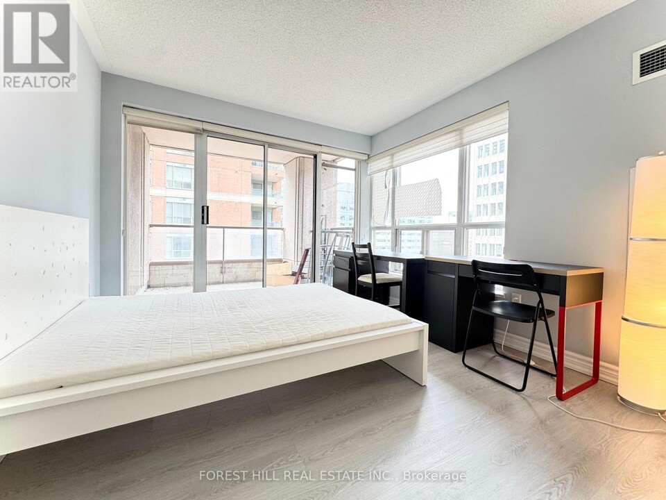 909-60909 Bay St. in Toronto, ON - Building Photo