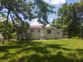 1085 NW 133rd St in North Miami, FL - Building Photo - Building Photo