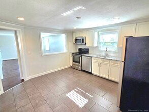 387 Quaker Ln S in West Hartford, CT - Building Photo - Building Photo