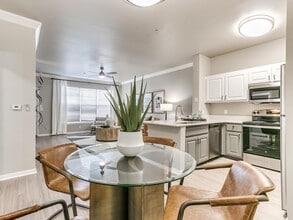 Vantage on Yale in Tulsa, OK - Building Photo - Building Photo