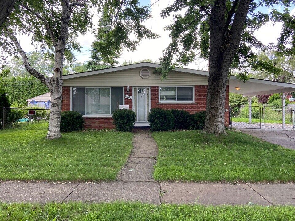 20527 Cortina St in Clinton Township, MI - Building Photo