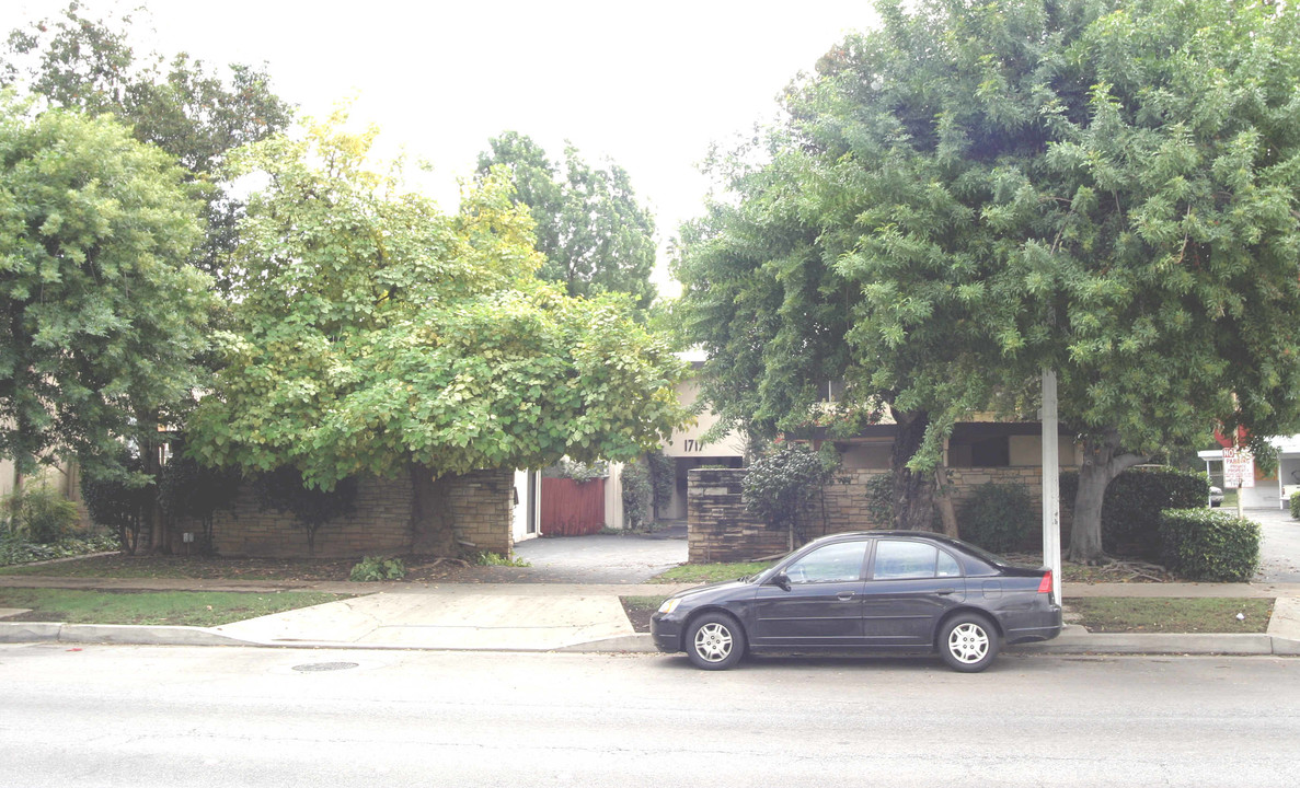 1717 Huntington Dr in South Pasadena, CA - Foto de edificio