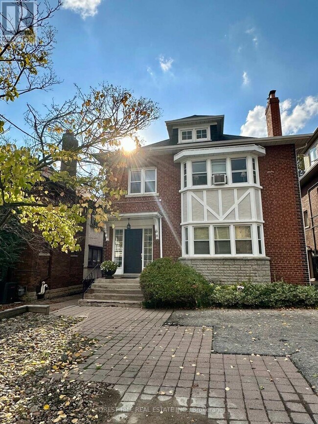 property at 922 Avenue Rd