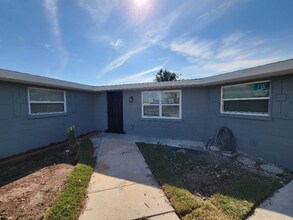 111 Francis Dr NE in Port Charlotte, FL - Foto de edificio - Building Photo