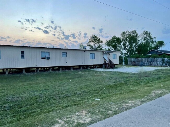 40 County Rd 3557 in Cleveland, TX - Building Photo - Building Photo