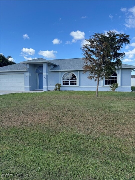 1317 SE 36th St in Cape Coral, FL - Building Photo