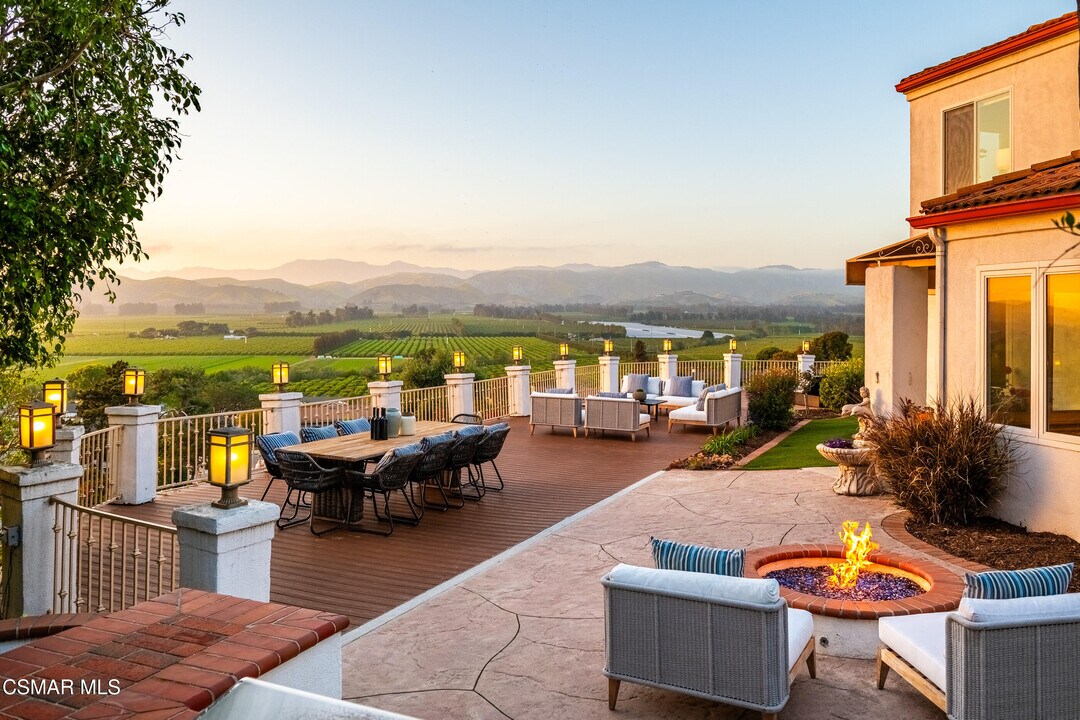 1074 Deseo Ave in Camarillo, CA - Building Photo