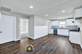 907 NW Main St in Ennis, TX - Foto de edificio - Building Photo