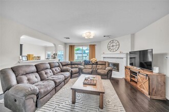 1402 Meadow Bay Ct in Sugar Land, TX - Foto de edificio - Building Photo