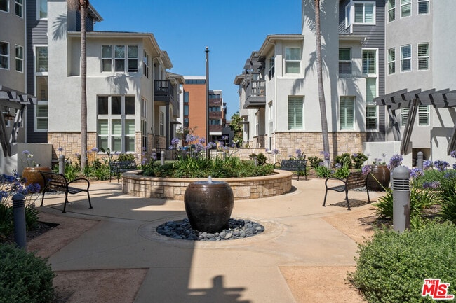 6010 S Celedon Creek in Los Angeles, CA - Building Photo - Building Photo