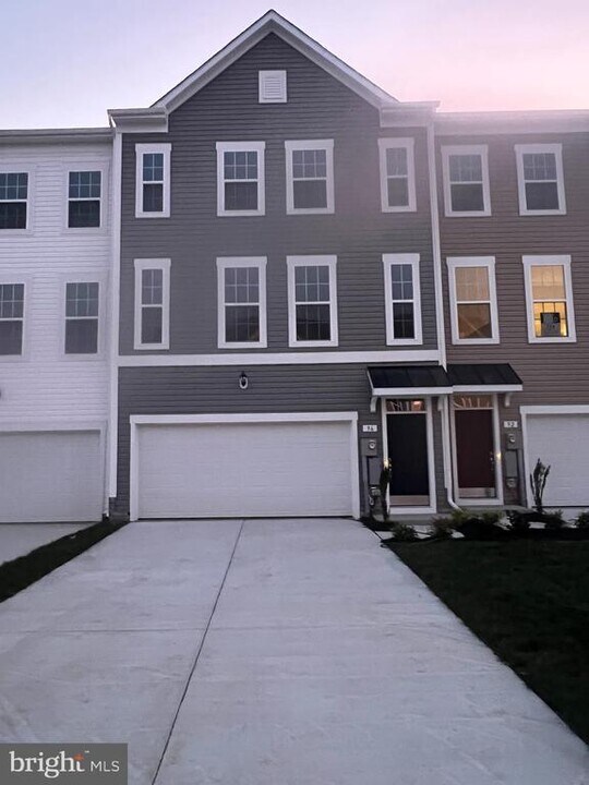 96 Stafford Pl in Falling Waters, WV - Building Photo
