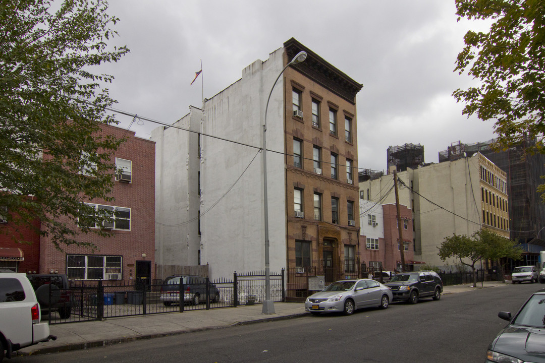 527 E 147th St in Bronx, NY - Foto de edificio