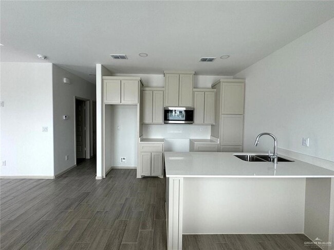 7803 N 58th Ln in Mission, TX - Foto de edificio - Building Photo