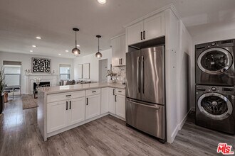 3914 Somerset Dr in Los Angeles, CA - Building Photo - Building Photo
