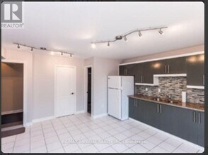 714 R Dufferin St in Toronto, ON - Building Photo - Building Photo