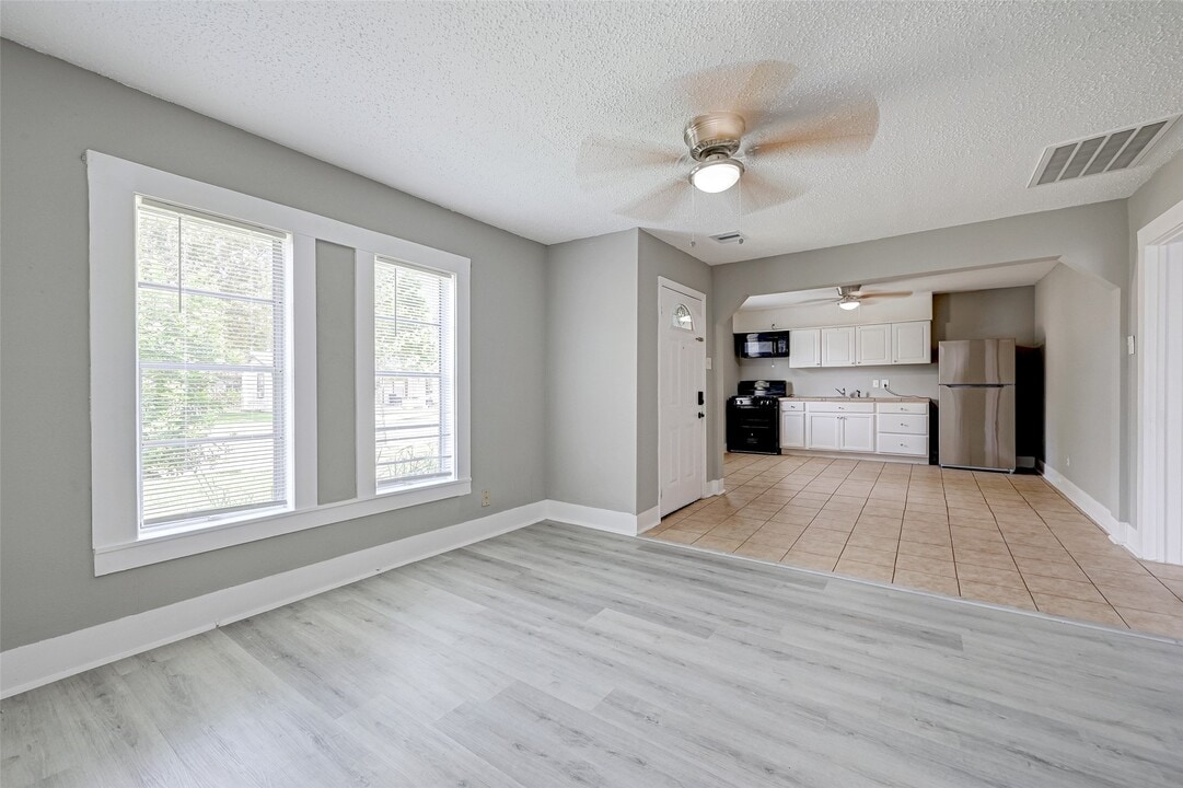 1101 Elm St in Deer Park, TX - Building Photo