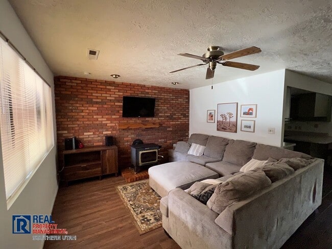 3705 Gates Cir in Santa Clara, UT - Building Photo - Building Photo