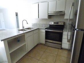 2232 Saturn Ave in North Las Vegas, NV - Foto de edificio - Building Photo