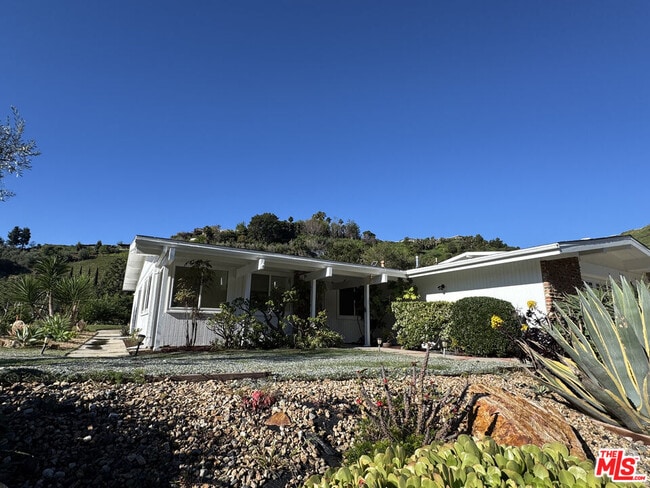 1271 El Hito Cir in Los Angeles, CA - Building Photo - Building Photo