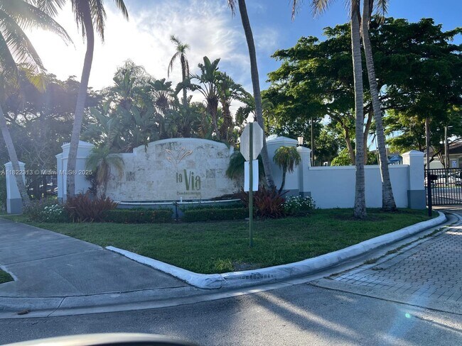 9645 NW 1st Ct in Pembroke Pines, FL - Foto de edificio - Building Photo