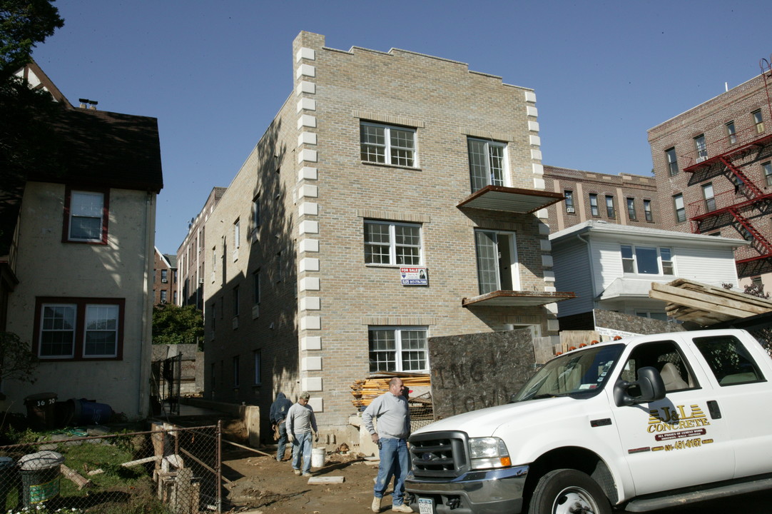 36-16 169th Ave in Flushing, NY - Foto de edificio