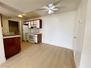 5220 Mission Carmel Ln, Unit 105 in Las Vegas, NV - Building Photo - Building Photo