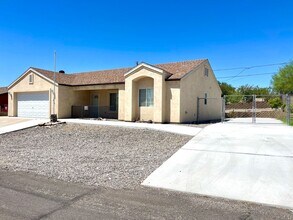 2093 Trinidad Dr in Bullhead City, AZ - Building Photo - Building Photo
