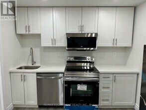 21 Thames Wy in Hamilton, ON - Building Photo - Building Photo