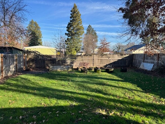 479 Lozier Ln in Medford, OR - Building Photo - Building Photo