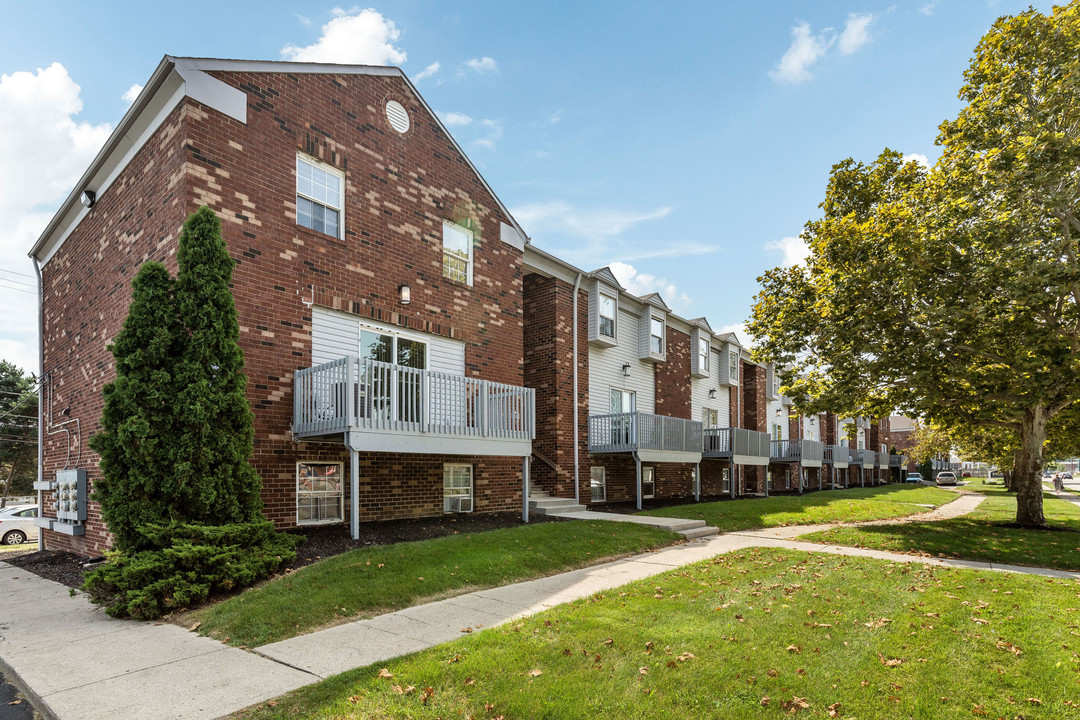 Lincoln Village in Columbus, OH - Building Photo