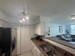 1155 Brickell Bay Dr in Miami, FL - Building Photo - Building Photo