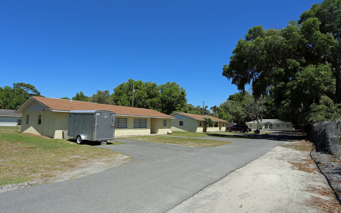 1581 CR 470 in Lake Panasoffkee, FL - Building Photo