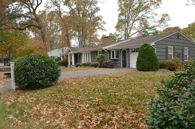 45 Emerson Rd in Severna Park, MD - Foto de edificio - Building Photo