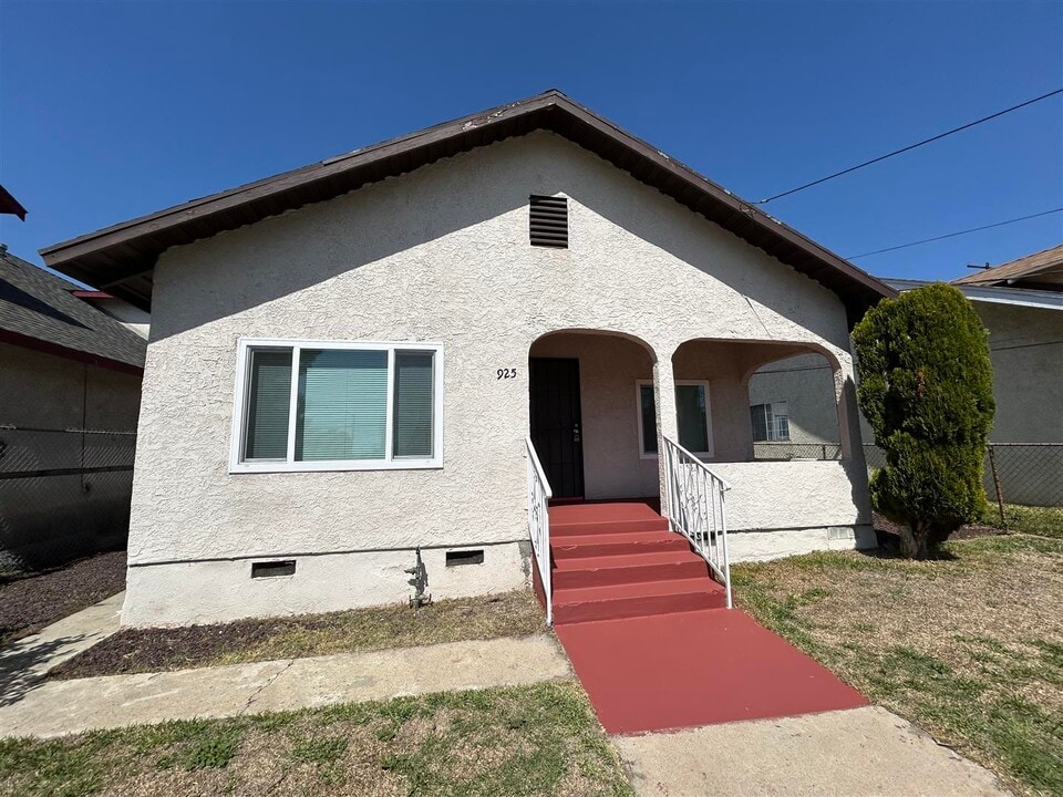 925 Calzona St, Unit 925 in Los Angeles, CA - Building Photo