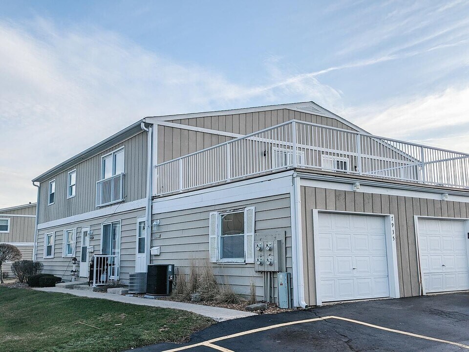 7935 163rd Ct in Tinley Park, IL - Building Photo