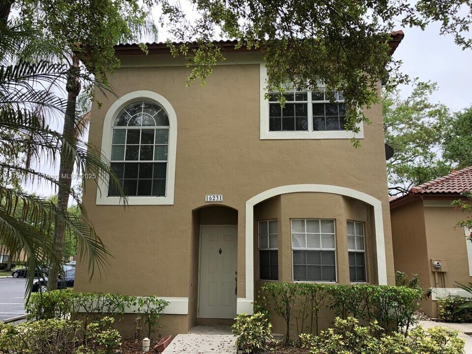 16231 Emerald Cove Rd in Weston, FL - Building Photo