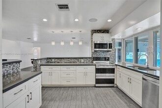 9240 SW 54th St in Cooper City, FL - Building Photo - Building Photo