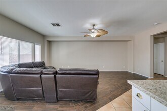 5438 Winterdale St in North Las Vegas, NV - Foto de edificio - Building Photo