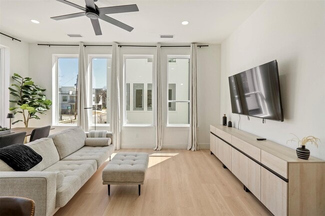 2019 California Dr in Dallas, TX - Foto de edificio - Building Photo