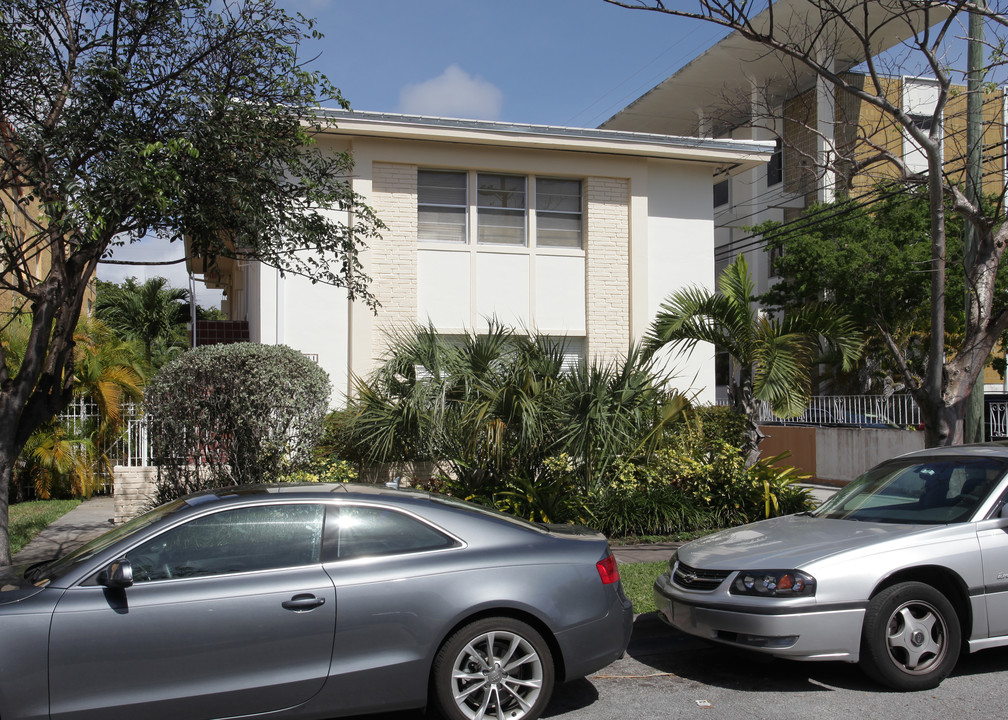 Phoenetia Apartments in Coral Gables, FL - Foto de edificio