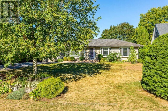 383 Maplehurst Ave in Oakville, ON - Building Photo - Building Photo