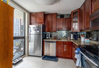 33 W Delaware Pl, Unit 10 B in Chicago, IL - Building Photo - Building Photo
