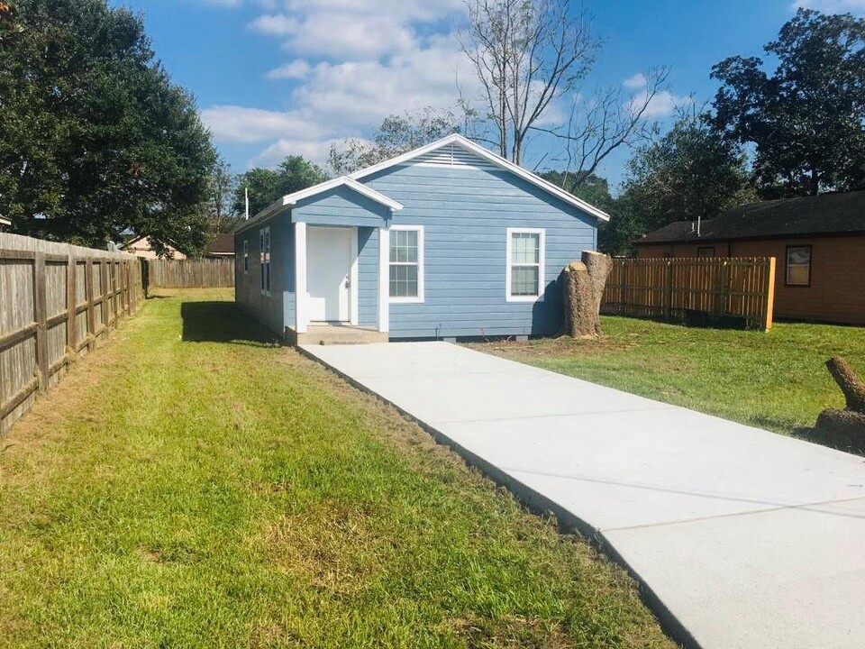 637 Loggins Dr in West Columbia, TX - Building Photo