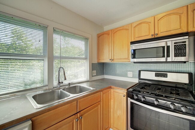 2410 SW Brandon St in Seattle, WA - Building Photo - Building Photo