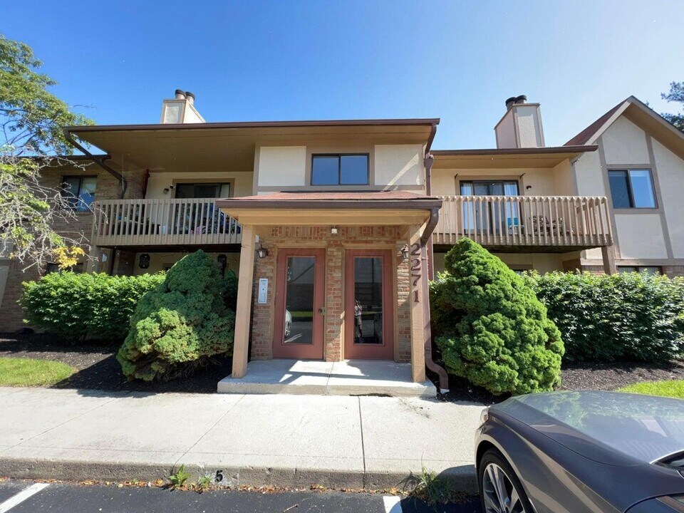 2271 Hedgerow Road in Columbus, OH - Building Photo