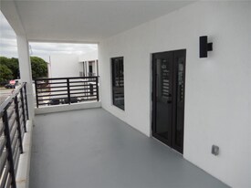 16955 SW 100th Ave in Miami, FL - Building Photo