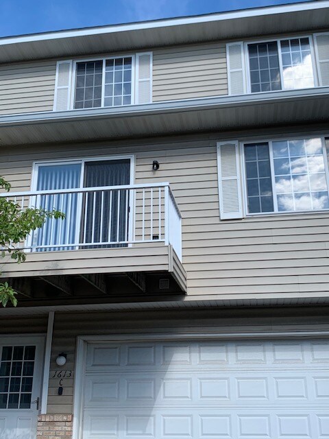 1613 County Rd D E in Maplewood, MN - Building Photo