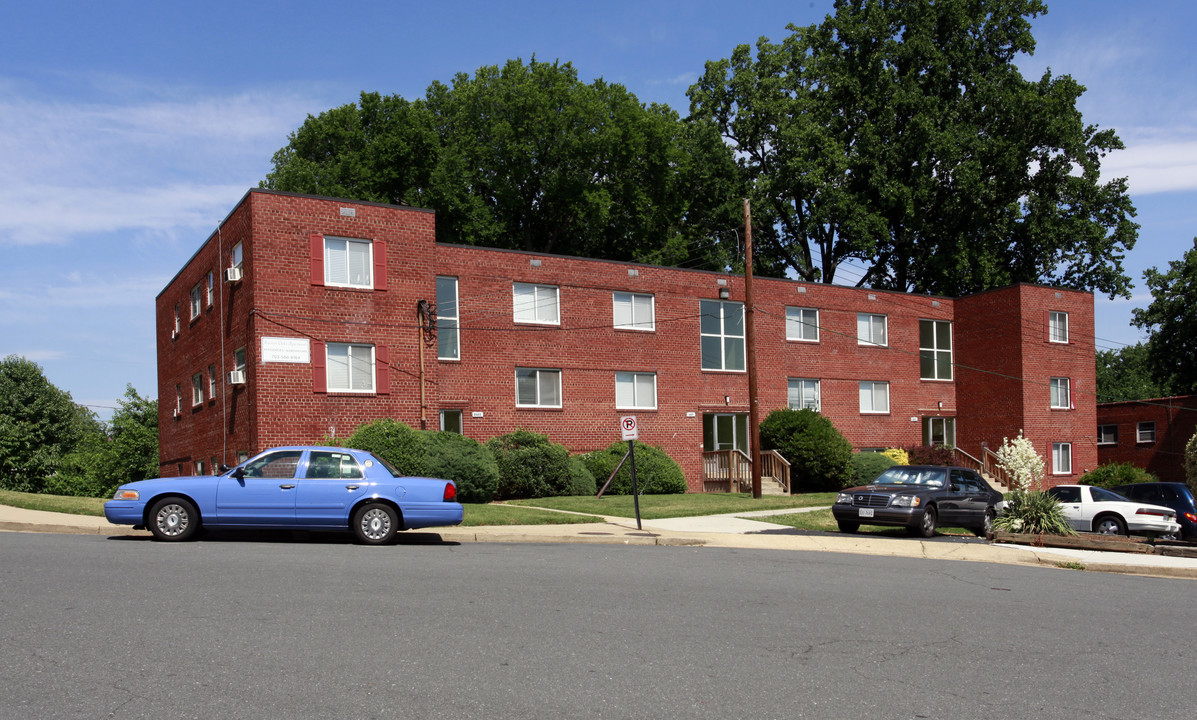 Ancient Oaks Apartments in Arlington, VA - Building Photo