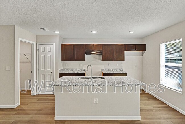 5938 Moncrief Rd W in Jacksonville, FL - Building Photo - Building Photo