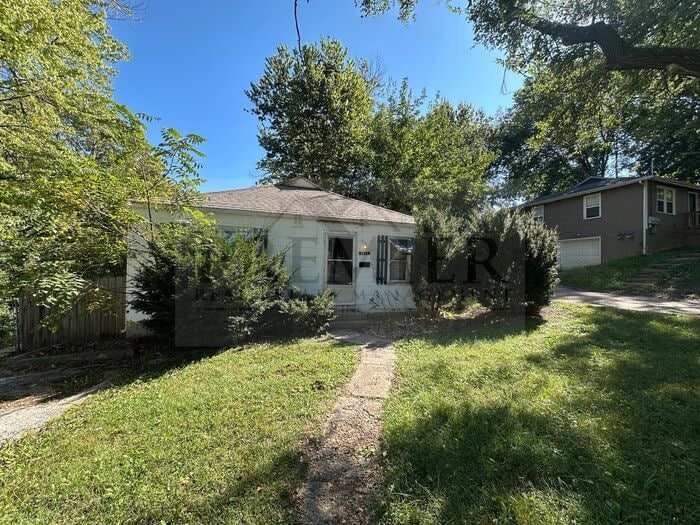 1017 S Glenwood Ave in Independence, MO - Building Photo